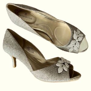Gold Glamour Niella Pump shoes Women Sz 7.5
Brand: Bandolino